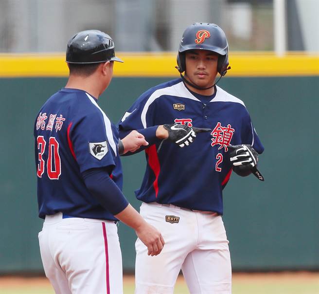 平镇高中主战捕手张翔（右）确定投入中职选秀。（资料照，陈怡诚摄）