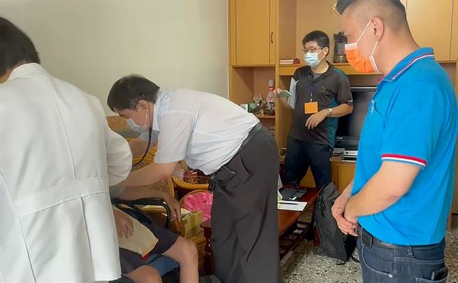 台中市有為行動不便長者到府施打疫苗的服務，但22日發生醫師在 家屬未簽同意書的情況下，就為老人家施打疫苗，引起家屬擔心。（江和樹提供／黃國峰台中傳真）