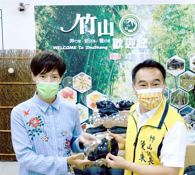 林语菲购买100个防疫面罩亲至家乡南投县竹山镇公所捐赠。（菲常动人音乐提供）