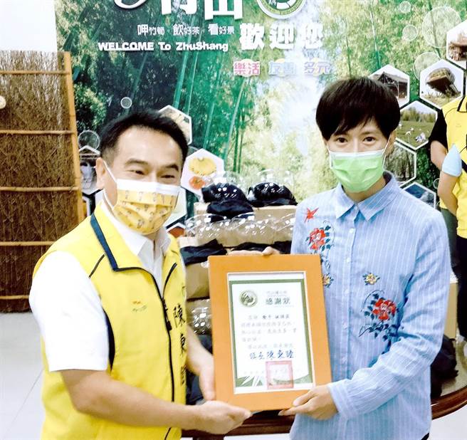 林语菲购买100个防疫面罩亲至家乡南投县竹山镇公所捐赠。（菲常动人音乐提供）