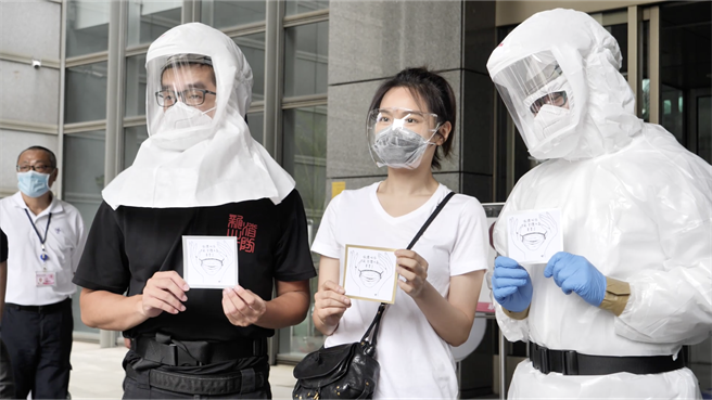 愛心不落人後，安以軒捐贈新北市府100套防疫神器，由夏于喬代表捐贈。(戴志揚翻攝)
