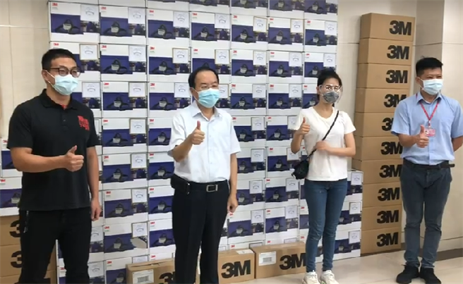 藝人安以軒捐贈新北市政府消防局及衛生局防疫神器「動力濾淨式呼吸裝置」100套，由新北市副市長謝政達代表受贈。(戴志揚翻攝)