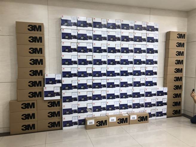 藝人安以軒捐贈新北市政府消防局及衛生局防疫神器「動力濾淨式呼吸裝置」100套，由新北市副市長謝政達代表受贈。