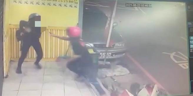 40岁曾姓男子因缺钱花用，今（22日）凌晨3时许在新北市新庄区中港路强盗26岁张姓女移工。（翻摄）
