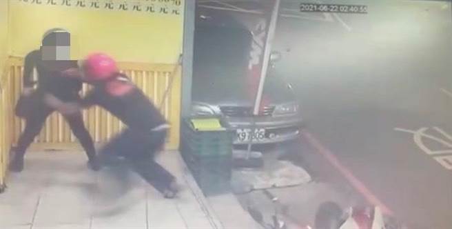 40岁曾姓男子因缺钱花用，今（22日）凌晨3时许在新北市新庄区中港路强盗26岁张姓女移工。（翻摄）