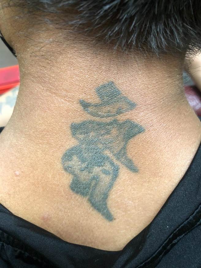 曾嫌身上还刺着「不动明王」的护身图腾，警方也痛斥，神明不会保佑作奸犯科者。（翻摄）