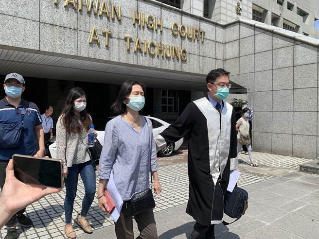 王姓牙醫師遺孀與被害護理人員發出聯合聲明，表達對賴姓兇嫌未被判死亡的判決無法接受。(資料畫面／林欣儀台中傳真)