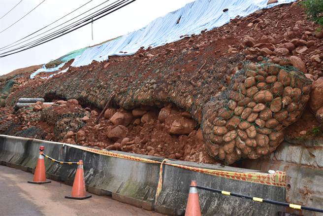 日前梅雨锋面豪大雨冲刷土石，造成山坡地近百米严重崩坍。（谢明俊摄）