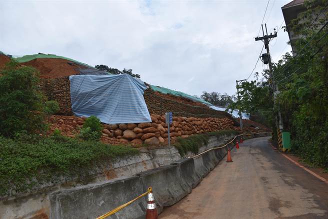 崩坍现场长约百米，堵塞1半路面，只差2、3公尺就波及西湖度假村的松园。（谢明俊摄）