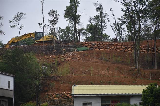 遭业主违法开发的山坡地紧邻当地民宅，让住民非常忧心安危。（谢明俊摄）
