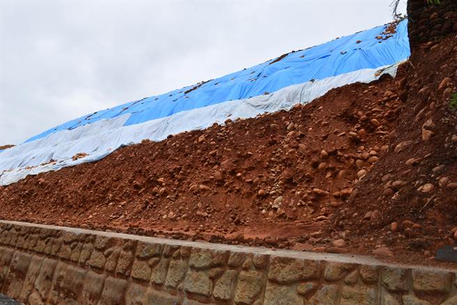 目前业主仅以塑胶帆布临时覆盖，让居民担忧再发生大灾坍。（谢明俊摄）