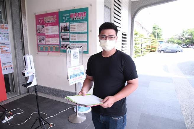 縣府民政處進用的22歲朱先生，從事公文發送及協助民眾量體溫、噴酒精、登記實聯制等工作。他表示上網得知縣府公告安心及時上工計畫，可按照各局處的分類，找到適性的上工地點及工作內容。（花蓮縣府提供／王志偉花蓮傳真）