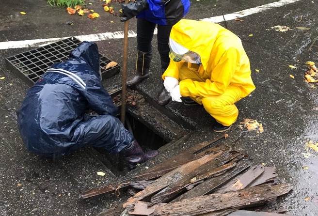 垃圾不僅僅是民眾亂丟在水溝，馬路上的垃圾也會沖刷到溝渠內，大量垃圾直接灌滿水溝，水排不出去就容易積水。(公所提供／吳建輝彰化傳真)