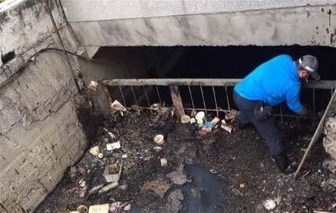 清潔隊電話仍接不完，鄰里長電話狂打要求協助清理堵塞的水溝，21日1天就撿拾將近1公噸的垃圾，相當驚人。(公所提供／吳建輝彰化傳真)