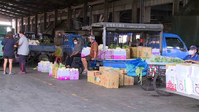 连日间歇性大雨对瓜果类影响很大，像小黄瓜、丝瓜、胡瓜、苦瓜、茄子等，会有落果或裂果等情形，开花中的瓜果也可能影响结果率。(民眾提供／吴建辉彰化传真)