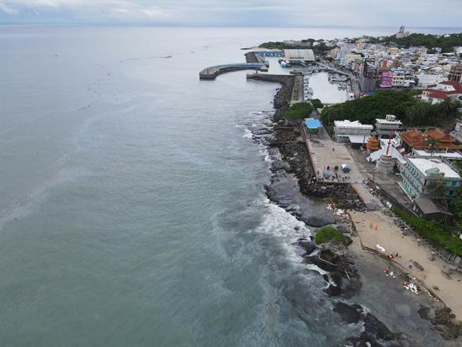 大林外海输油管线破裂，初估约有25公吨原油飘散小琉球海域。（琉球区渔会提供／谢佳潾屏东传真）