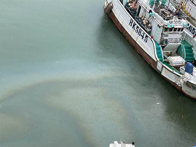 大林外海输油管线破裂，初估约有25公吨原油飘散小琉球海域。（琉球区渔会提供／谢佳潾屏东传真）