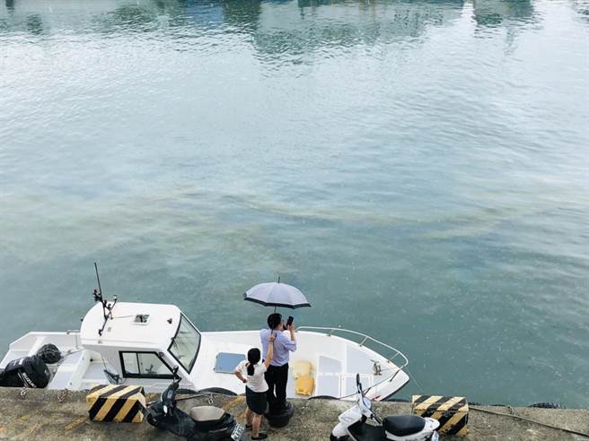 大林外海输油管线破裂，初估约有25公吨原油飘散小琉球海域。（琉球区渔会提供／谢佳潾屏东传真）