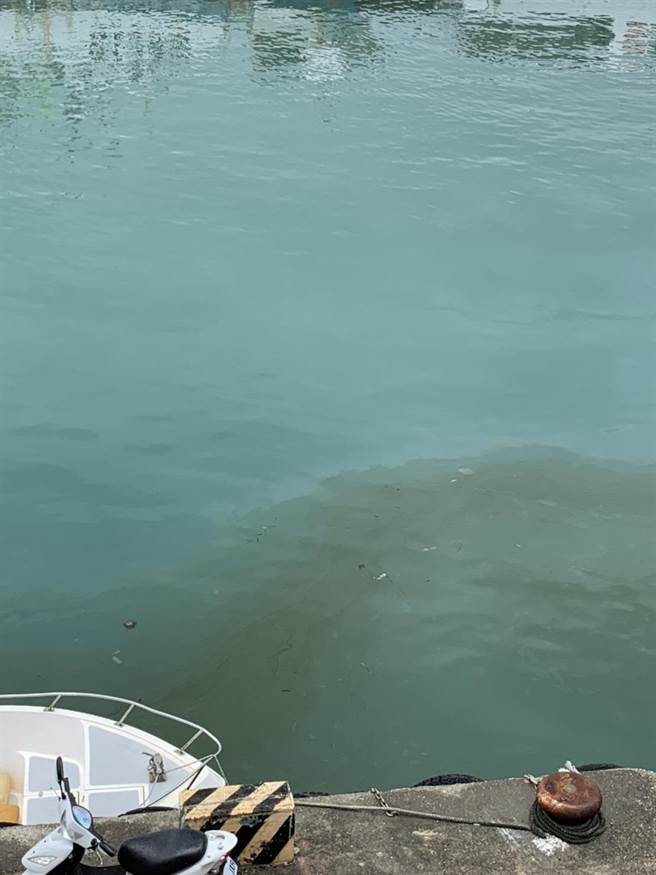 大林外海输油管线破裂，初估约有25公吨原油飘散小琉球海域。（琉球区渔会提供／谢佳潾屏东传真）