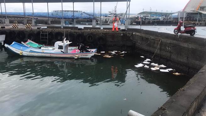 大林外海输油管线破裂，初估约有25公吨原油飘散小琉球海域。（琉球区渔会提供／谢佳潾屏东传真）