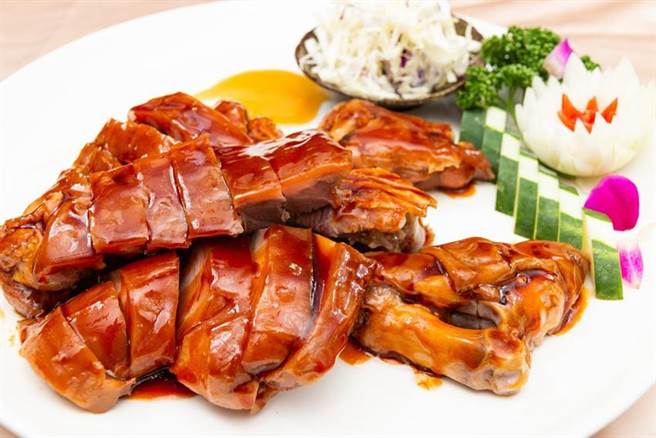 （「理想嫩云蹄」精选玉里网室猪手，结合中西做法，并以光復太巴塱红麴米及米醋入味。图／理想大地提供）