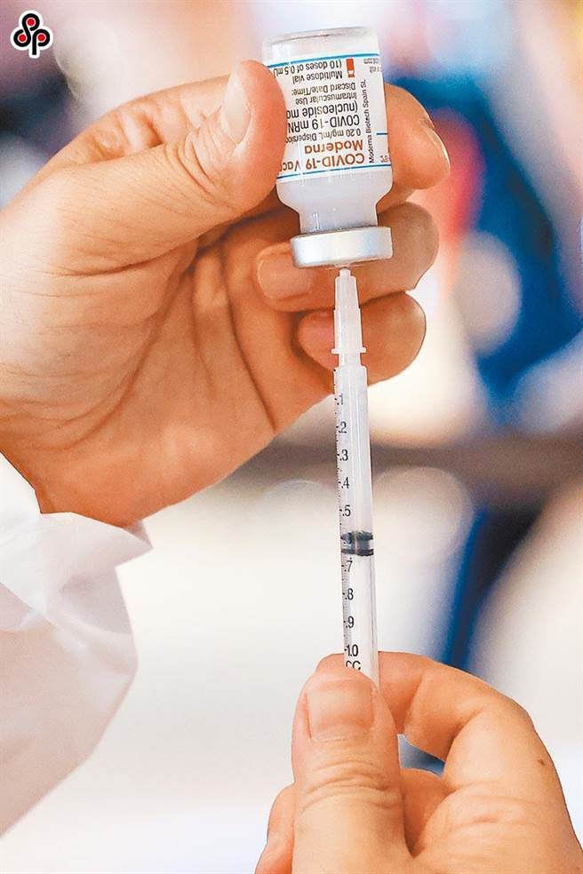 各界關注疫苗混打議題，黃立民說，很多國家已經建議可以混打，第一針若打腺病毒載體疫苗(例如AZ、嬌生)，為了提高保護力，第二針就必須改打mRNA疫苗(例如莫德納、輝瑞／BNT)，也就是有所謂「方向性」。（本報系資料照）