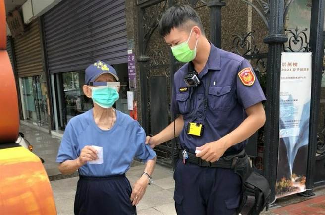 老翁與家人逛市場時與家人走失，台中市警察局第六分局何安派出所員警，快速完成尋人任務。（民眾提供／盧金足台中傳真）