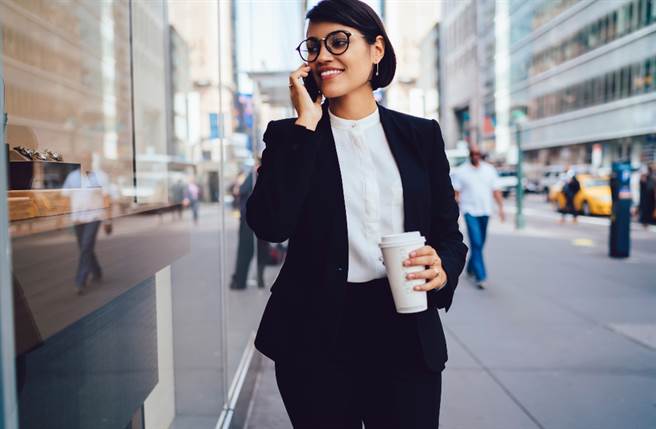 生肖鼠、猴、雞的人在未來10年內受流年好運的加持，可在事業上步步高升賺大錢。（圖／Shutterstock）
