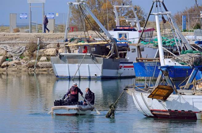 日本YouTuber近日到港口拍摄钓鱼影片，岂料却发现水面上漂浮着一具尸体，让她相当害怕。(示意图/达志影像)