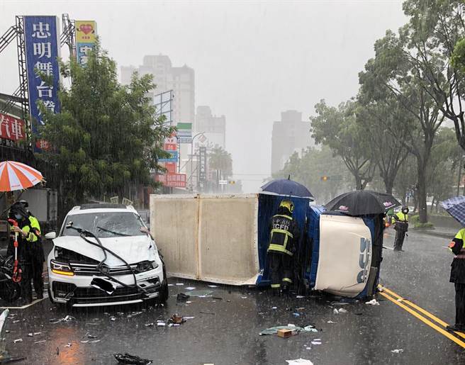 台中市南屯区大墩南路，今天中午发生小货车疑因天雨路滑翻车，再与对向自小客车碰撞后肇事，全案正由警方调查处理中。（民眾提供）