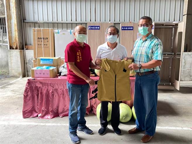 晨瑋環保工程有限公司響應防疫工作，負責人周忠壽、湯玉英夫妻主動捐贈防疫物資。(消防局提供／呂筱蟬桃園傳真)