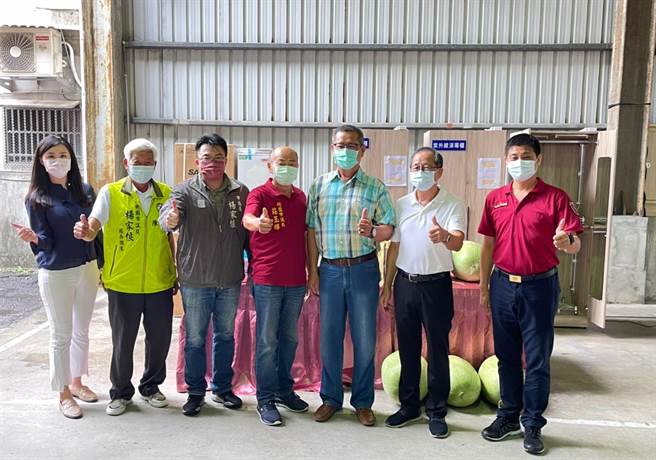 晨瑋環保工程有限公司響應防疫工作，負責人周忠壽、湯玉英夫妻主動捐贈防疫物資。(消防局提供／呂筱蟬桃園傳真)