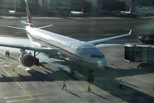 上周2架次从埃及飞往中国的航班，包括四川航空与埃及航空，机上共有108人核酸及血清抗体检测出阳性，大陆民航局已对相关两家航空公司执行熔断限运措施。图为四川航空班机檔案照。（图／新华社）