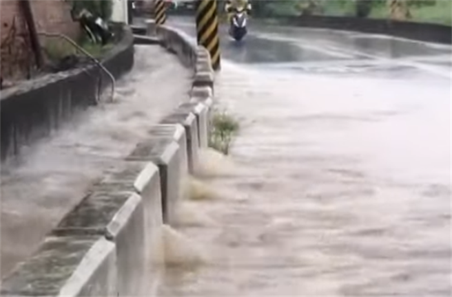 彰化大雨狂灌，水溝來不及宣洩雨水溢出路面成小河。（圖／翻攝自YouTube畫面）