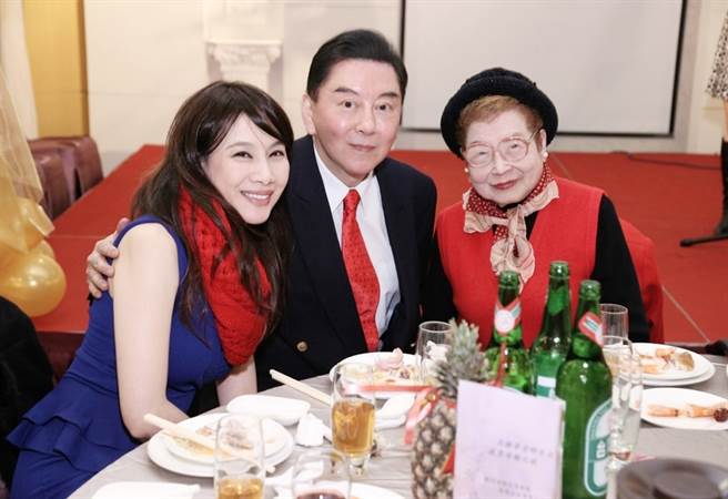 陈子璇（左起）、高国华、高国华母亲。（图／资料照片）