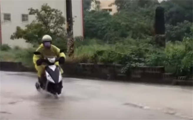 暴雨造成彰員路淹水，車輛冒險涉水而過。（圖／翻攝自YouTube畫面) 　