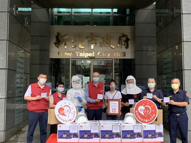 安以軒夫婦號召好友捐增新北市消防局動力濾淨呼吸裝置。（新北市消防局提供）