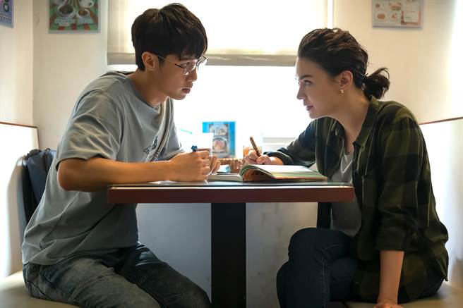 邱士縉劇中教張榕容粵語。（CATCHPLAY提供）