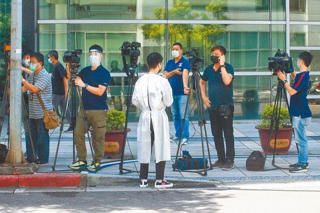 政院扩大疫苗优先施打顺位，例如第一线採访的媒体记者，文化部送了2104人名单。（陈信翰摄）