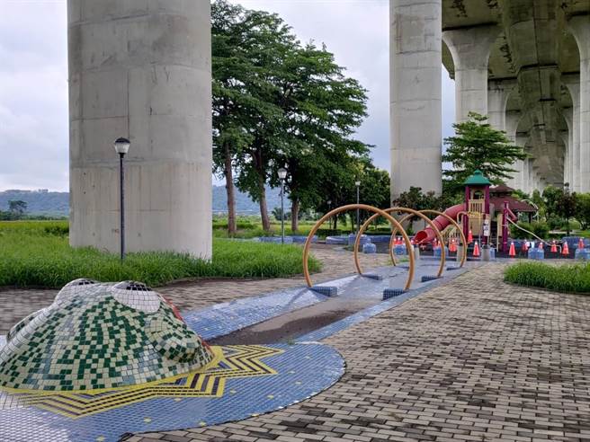 大甲溪畔生态公园多项设施老旧，不仅游具已不符规范，多项设施也出现损坏、锈蚀状况，且无公共厕所。（陈淑娥摄）