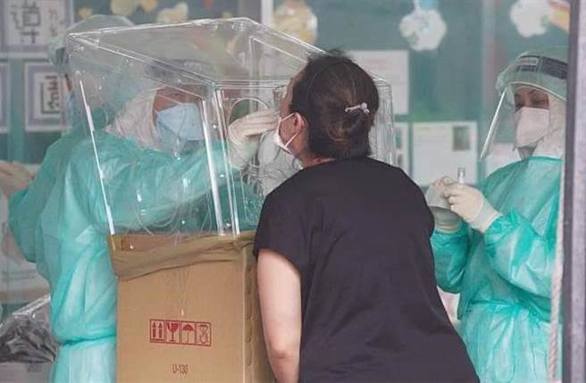 邱豑庆与其他医师共同研发「抛弃式防疫插管箱」，并赠送给北市医护，但他当初一再强调，这是给急诊、加护、麻醉还有病房。（摘自「麻的罚跪-妻易殴邱医师」脸书粉丝专页）