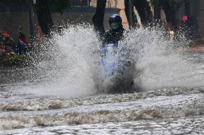 致災性雷雨彈往北炸開，中央氣象局發布豪雨特報，滯留鋒面及西南風影響，易有短延時強降雨。(本報資料照)