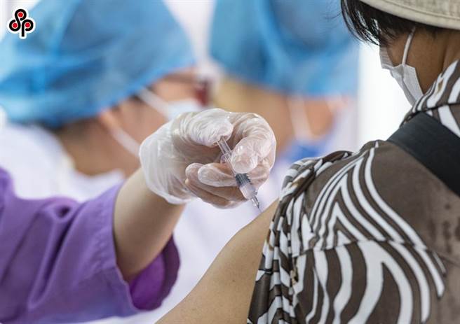 CNN報導中國疫苗接種被反諷「中國新聞網」，中新網批雙標。圖為中國衛健委發布截至6月19日，大陸接種新冠病毒疫苗10億1048.9萬劑次，圖為北京市一處疫苗接種點。（中新社）