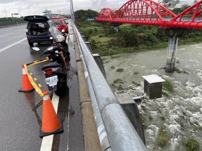 后豐大橋今天下午3時許發生男子溺水案，橋邊留有一輛機車。（民眾提供／陳淑娥台中傳真）