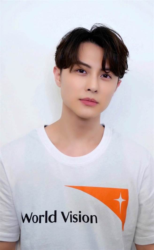 王子首度担任飢饿三十代言人，呼吁大家一起关怀脆弱、飢饿的儿童。(台湾世界展望会提供)
