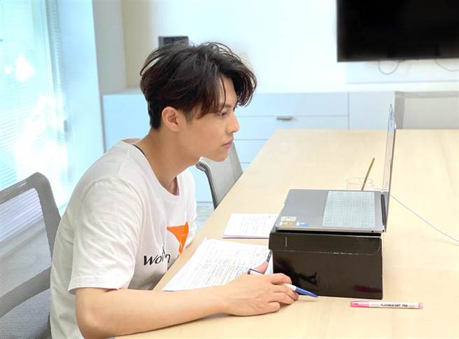 王子透过镜头看到世界展望会是怎么去帮助孩子。(台湾世界展望会提供)
