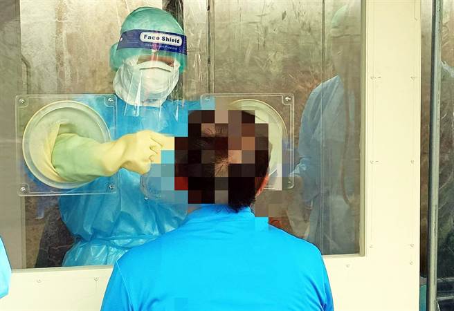 屏县府为曾到过北农的县民快筛採检，首日51人皆为阴性。（屏县府提供／林和生屏东传真）