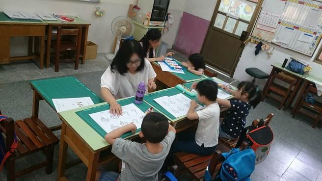 桃园市积极投入早期疗育，今年再增设10班学前特教班，累计达64班，预计可服务2000名身障幼生。（蔡依珍摄）