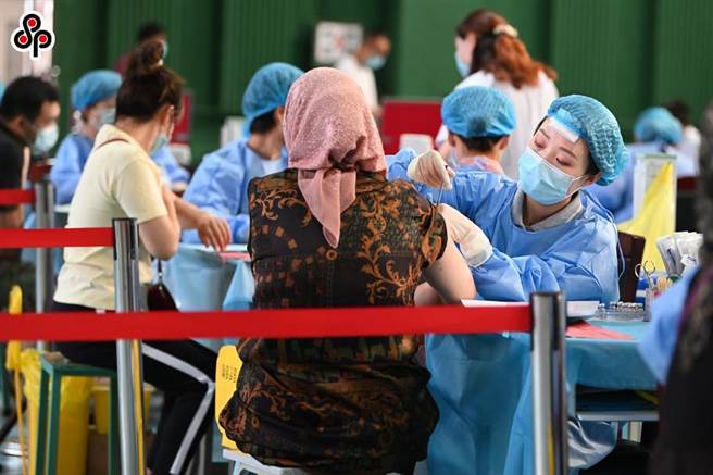 在A省打新冠疫苗B省查不到？大陸國家衛健委馬上安排。圖為6月20日內蒙古呼和浩特市民眾接種新冠疫苗。（中新社）