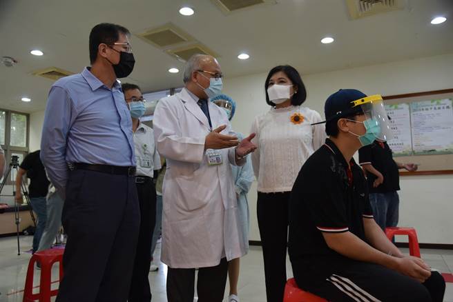 云林县长张丽善（右二）视察批发市场高风险族群快筛情况。（张朝欣摄）